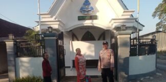 Personil Polsek Ngimbang Gelar Pengamanan Ibadah Minggu Pagi Di Gereja GKJTU Dan GJWI Desa Ngasemlemahbang