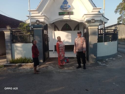 Personil Polsek Ngimbang Gelar Pengamanan Ibadah Minggu Pagi Di Gereja GKJTU Dan GJWI Desa Ngasemlemahbang Personil Polsek Ngimbang Gelar Pengamanan Ibadah Minggu Pagi Di Gereja GKJTU Dan GJWI Desa Ngasemlemahbang