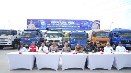 Kapolda Sumsel Ungkap 96 Kasus BBM Ilegal, Tegaskan Dukungan Penuh Ketahanan Energi Nasional Kapolda Sumsel Ungkap 96 Kasus BBM Ilegal, Tegaskan Dukungan Penuh Ketahanan Energi Nasional