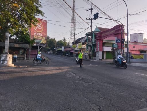 Polsek Ngimbang Secara Rutin Gelar Commanderwish Di Pagi Hari Guna cegah Kemacetan di Wilayah Ngimbang Polsek Ngimbang Secara Rutin Gelar Commanderwish Di Pagi Hari Guna cegah Kemacetan di Wilayah Ngimbang