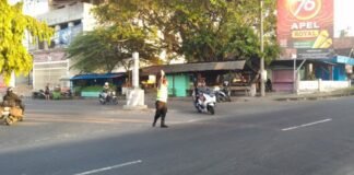 Polsek Ngimbang Secara Rutin Gelar Commanderwish Di Pagi Hari Guna cegah Kemacetan di Wilayah Ngimbang