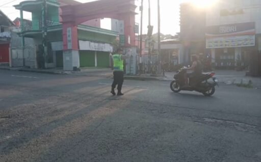 Guna Cegah Kemacetan Polsek Ngimbang Secara Rutin Gelar Commanderwish Di Pagi Hari Guna Cegah Kemacetan Polsek Ngimbang Secara Rutin Gelar Commanderwish Di Pagi Hari