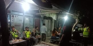 Polsek Ngimbang Gelar Patroli Blue Light Guna Menjaga Siskamtibmas Daerah Rawan Kriminal Di Wilayah Ngimbang