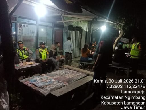 Polsek Ngimbang Gelar Patroli Blue Light Guna Menjaga Siskamtibmas Daerah Rawan Kriminal Di Wilayah Ngimbang Polsek Ngimbang Gelar Patroli Blue Light Guna Menjaga Siskamtibmas Daerah Rawan Kriminal Di Wilayah Ngimbang