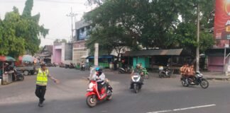Demi Kelancaran Dan Cegah Kemacetan Polsek Ngimbang Secara Rutin Gelar Commanderwish Di Pagi Hari