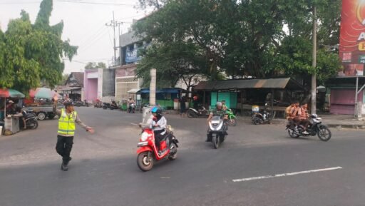 Demi Kelancaran Dan Cegah Kemacetan Polsek Ngimbang Secara Rutin Gelar Commanderwish Di Pagi Hari Demi Kelancaran Dan Cegah Kemacetan Polsek Ngimbang Secara Rutin Gelar Commanderwish Di Pagi Hari