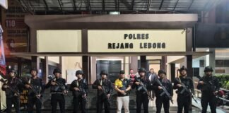 SATUAN BRIMOB REJANG LEBONG LAKSANAKAN PENGAMANAN DI POLRES REJANG LEBONG SEBAGAI BENTUK ANTISIPASI.