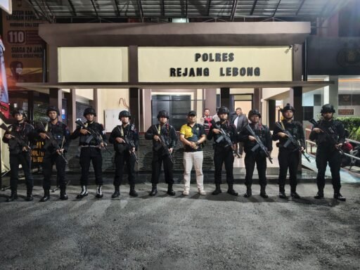 SATUAN BRIMOB REJANG LEBONG LAKSANAKAN PENGAMANAN DI POLRES REJANG LEBONG SEBAGAI BENTUK ANTISIPASI. SATUAN BRIMOB REJANG LEBONG LAKSANAKAN PENGAMANAN DI POLRES REJANG LEBONG SEBAGAI BENTUK ANTISIPASI.