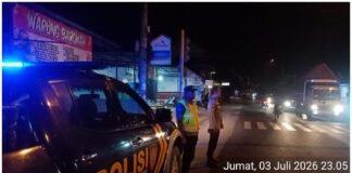 Polsek Ngimbang Gelar Patroli Blue Light Guna Menjaga Siskamtibmas Daerah Rawan Kriminal Di Wilayah Ngimbang