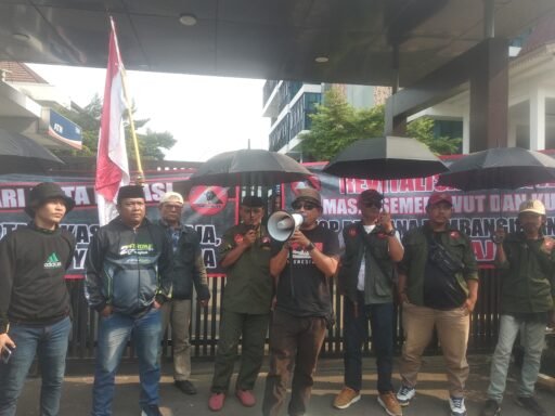 LSM TRIGA NUSANTARA INDONESIA Kawal Dugaan Permasalahan Tiga Pasar, Gelar Aksi Damai di Kejari Kota Bekasi LSM TRIGA NUSANTARA INDONESIA Kawal Dugaan Permasalahan Tiga Pasar, Gelar Aksi Damai di Kejari Kota Bekasi