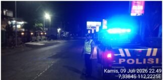 Polsek Ngimbang Gelar Patroli Blue Light Guna Menjaga Siskamtibmas Daerah Rawan Kriminal Di Wilayah Ngimbang