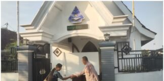 Personil Polsek Ngimbang Gelar Pengamanan Ibadah Minggu Pagi Di Gereja GKJTU Dan GJWI Desa Ngasemlemahbang