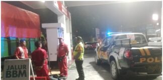 Polsek Ngimbang Gelar Patroli Blue Light Guna Menjaga Siskamtibmas Daerah Rawan Kriminal Di Wilayah Ngimbang