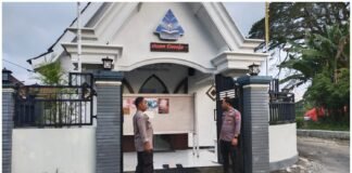 Personil Polsek Ngimbang Gelar Pengamanan Ibadah Minggu Pagi Di Gereja GKJTU Dan GJWI Desa Ngasemlemahbang