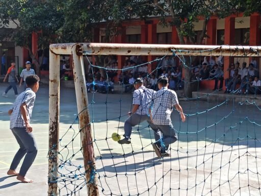 SMKN 7 Bale Endah, Muara Siswa Persiapan Masa Depan Mandiri, Istirahat Siswa Main Sepak Bola, Menikmati MBG SMKN 7 Bale Endah, Muara Siswa Persiapan Masa Depan Mandiri, Istirahat Siswa Main Sepak Bola, Menikmati MBG