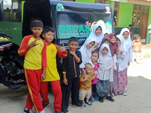 TORCA BEDAS, PERPUSTAKAAN KELILING, BARU SAMPAI SEKOLAH, LANGSUNG DI SERBU SISWA, SISWI SDN BOJONG, CIPARAY TORCA BEDAS, PERPUSTAKAAN KELILING, BARU SAMPAI SEKOLAH, LANGSUNG DI SERBU SISWA, SISWI SDN BOJONG, CIPARAY