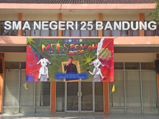 Winda, S.Pd. M.Pd. Wakasek Humas SMAN 25 Bandung, Dengan Ramah,Terima Kedatangan Alumni Pertamanya Th. 1983 Winda, S.Pd. M.Pd. Wakasek Humas SMAN 25 Bandung, Dengan Ramah,Terima Kedatangan Alumni Pertamanya Th. 1983