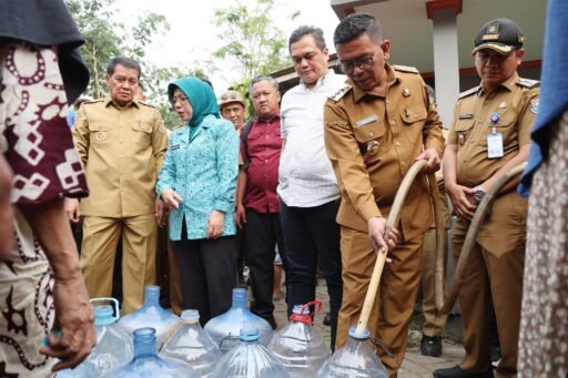 Andra Soni Bergerak Atasi Kekeringan, Ratusan KK di Tigaraksa Terima Bantuan Air Bersih Andra Soni Bergerak Atasi Kekeringan, Ratusan KK di Tigaraksa Terima Bantuan Air Bersih