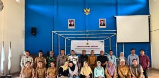 Edukasi Hukum Masuk Desa, Bhabinkamtibmas Polsek Lingsar Ajak Warga Taat Aturan