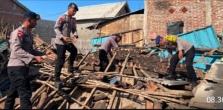 Gempa Flores Berdampak ke Bima, Tim SAR Brimob Polda NTB Bantu Bersihkan Rumah Warga