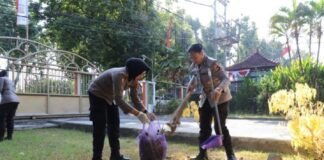 Jelang Hari Jadi ke-78, Polwan Polda NTB Kompak Bersihkan Lingkungan Mako