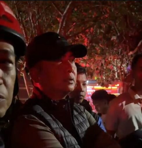 Baru Tiba dari NTT, Gubernur NTB Langsung Turun di Tengah Kebakaran Sade Baru Tiba dari NTT, Gubernur NTB Langsung Turun di Tengah Kebakaran Sade