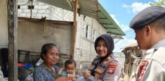 Jalin Keakraban Warga, Kapolsek Lingsar dan Bhabinkamtibmas Berbagi 32 Paket Sembako untuk Lansia