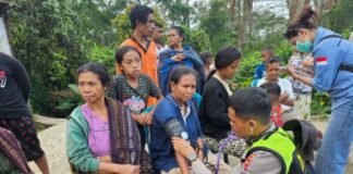 Brimob Polda NTB Memasak dan Bagikan 550 Porsi Makan Siang Pengungsi, Biddokkes Berikan Yankes
