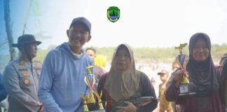 Lestarikan Tradisi, Bupati PALI Hadiri Pesta Rakyat Bekarang Ikan di Danau Sebetung.
