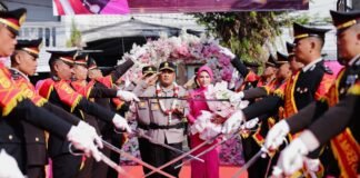 Tradisi Pedang Pora Tandai Kepemimpinan Baru Kapolres Jember