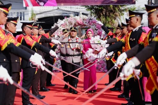 Tradisi Pedang Pora Tandai Kepemimpinan Baru Kapolres Jember Tradisi Pedang Pora Tandai Kepemimpinan Baru Kapolres Jember