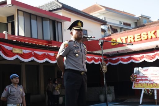 “Sedekah Itu Tameng dari Masalah” Pesan Perdana AKBP Alaiddin di Apel Pagi Polres Jember “Sedekah Itu Tameng dari Masalah” Pesan Perdana AKBP Alaiddin di Apel Pagi Polres Jember