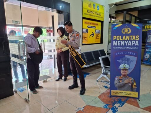 Polantas Menyapa, Satlantas Polres Jember Perkuat Pelayanan Transparan di Samsat Patrang Polantas Menyapa, Satlantas Polres Jember Perkuat Pelayanan Transparan di Samsat Patrang
