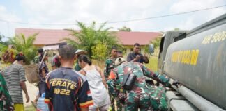 Kodim 1204/Sanggau Salurkan 5.000 Liter Air Bersih untuk Warga Desa Entakai