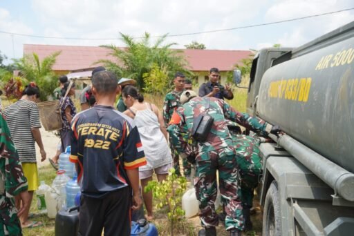 Kodim 1204/Sanggau Salurkan 5.000 Liter Air Bersih untuk Warga Desa Entakai Kodim 1204/Sanggau Salurkan 5.000 Liter Air Bersih untuk Warga Desa Entakai