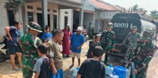 Kodam XII/Tpr Salurkan Bantuan Air Bersih Atasi Dampak Kekeringan Masif di Kalbar