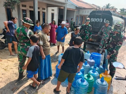 Kodam XII/Tpr Salurkan Bantuan Air Bersih Atasi Dampak Kekeringan Masif di Kalbar Kodam XII/Tpr Salurkan Bantuan Air Bersih Atasi Dampak Kekeringan Masif di Kalbar