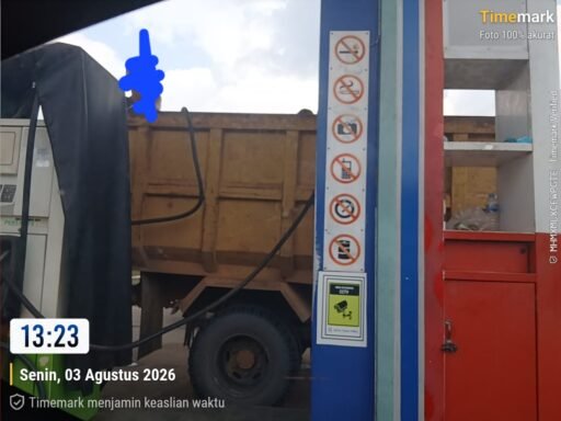 *SPBU 66.793.03 Menjalin Kembali Jadi Sorotan, Pengisian BBM Gunakan Damp Truk* *SPBU 66.793.03 Menjalin Kembali Jadi Sorotan, Pengisian BBM Gunakan Damp Truk*