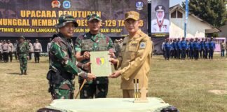 Dansatgas TMMD 129 Serahkan Naskah Hasil Pembangunan Kepada Bupati Lamongan Saat Upacara Penutupan