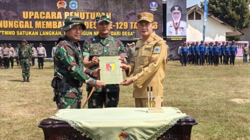 Dansatgas TMMD 129 Serahkan Naskah Hasil Pembangunan Kepada Bupati Lamongan Saat Upacara Penutupan Dansatgas TMMD 129 Serahkan Naskah Hasil Pembangunan Kepada Bupati Lamongan Saat Upacara Penutupan