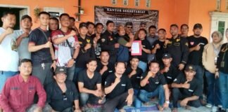 Perkuat Akses Keadilan, Ketua DPC LBH Harimau Raya Resmi Serahkan SK Kepengurusan Posbakum Cikarang Barat