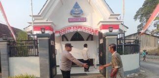 Personil Polsek Ngimbang Gelar Pengamanan Ibadah Minggu Pagi Di Gereja GKJTU Dan GJWI Desa Ngasemlemahbang