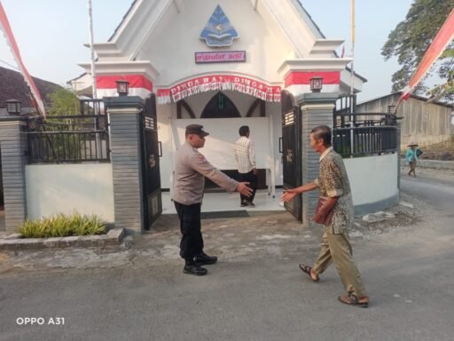 Personil Polsek Ngimbang Gelar Pengamanan Ibadah Minggu Pagi Di Gereja GKJTU Dan GJWI Desa Ngasemlemahbang Personil Polsek Ngimbang Gelar Pengamanan Ibadah Minggu Pagi Di Gereja GKJTU Dan GJWI Desa Ngasemlemahbang
