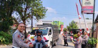 Polres Lamongan Bagikan 2.000 Bendera Merah Putih, Semarakkan HUT Ke-81 Kemerdekaan RI
