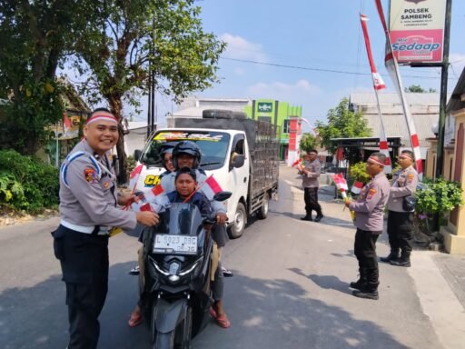 Polres Lamongan Bagikan 2.000 Bendera Merah Putih, Semarakkan HUT Ke-81 Kemerdekaan RI Polres Lamongan Bagikan 2.000 Bendera Merah Putih, Semarakkan HUT Ke-81 Kemerdekaan RI