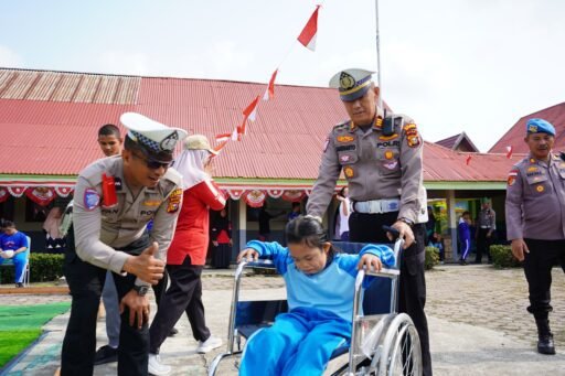 Kapolres Meranti Sambangi SLB Selatpanjang, Serahkan Alat Bantu Dengar dan Kursi Roda Kapolres Meranti Sambangi SLB Selatpanjang, Serahkan Alat Bantu Dengar dan Kursi Roda