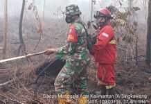 Lawan Karhutla Tanpa Kenal Lelah, Koramil 1202-03/Skh dan Tim Gabungan Sisir Titik Api