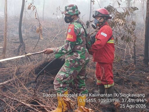 Lawan Karhutla Tanpa Kenal Lelah, Koramil 1202-03/Skh dan Tim Gabungan Sisir Titik Api Lawan Karhutla Tanpa Kenal Lelah, Koramil 1202-03/Skh dan Tim Gabungan Sisir Titik Api