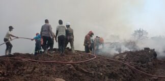 Respon Cepat Polsek Ngimbang Berhasil Padamkan Kebakaran Sampah Blotong Perusahaan Gula KTM Di Ngimbang