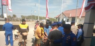 Polairud Polres Lamongan Gelar “Berkah Jumat”, Bagikan Makanan ke Warga Pesisir Brondong